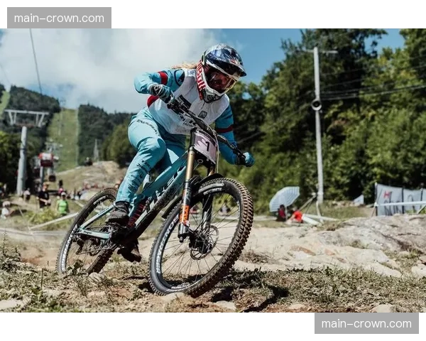 阿尔方训练手腕敷冰袋 法国高山滑雪队伤病频发